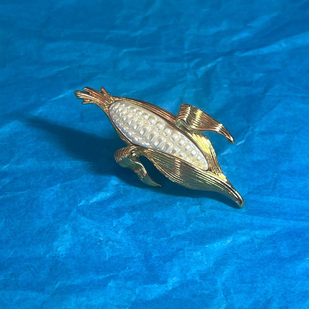 Vintage gold tone ear of corn pin brooch